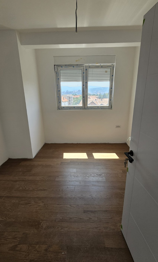 IV + krovna terasa 32m2 + 60m2 na korišćenje