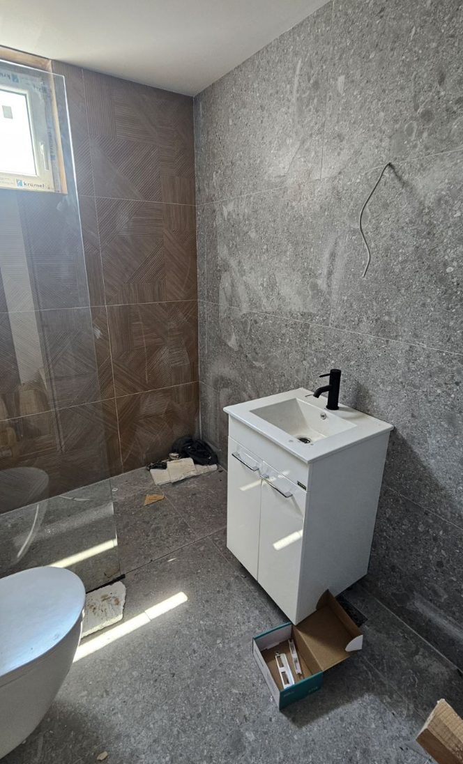 IV + krovna terasa 32m2 + 60m2 na korišćenje