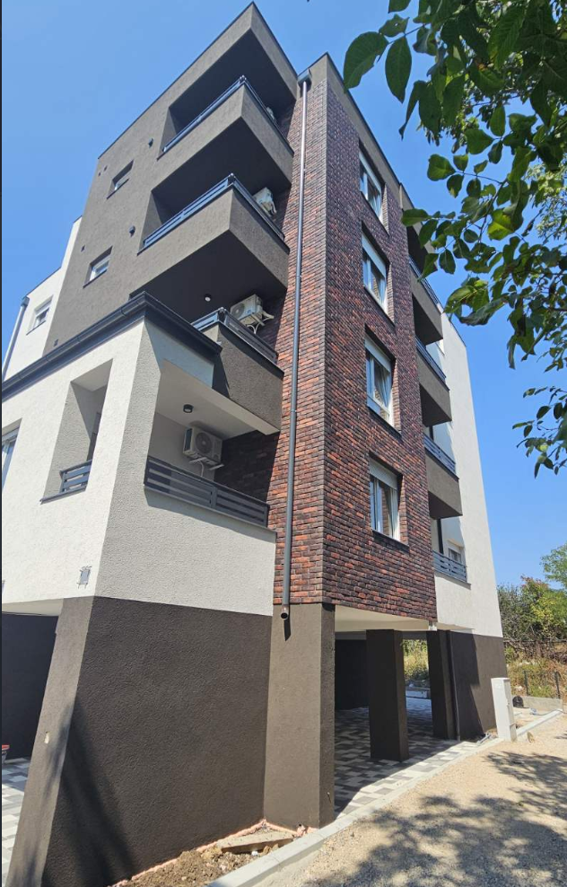 IV + krovna terasa 32m2 + 60m2 na korišćenje