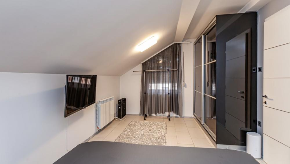 Četvorosoban stan na prodaju, 199m², 209.945€