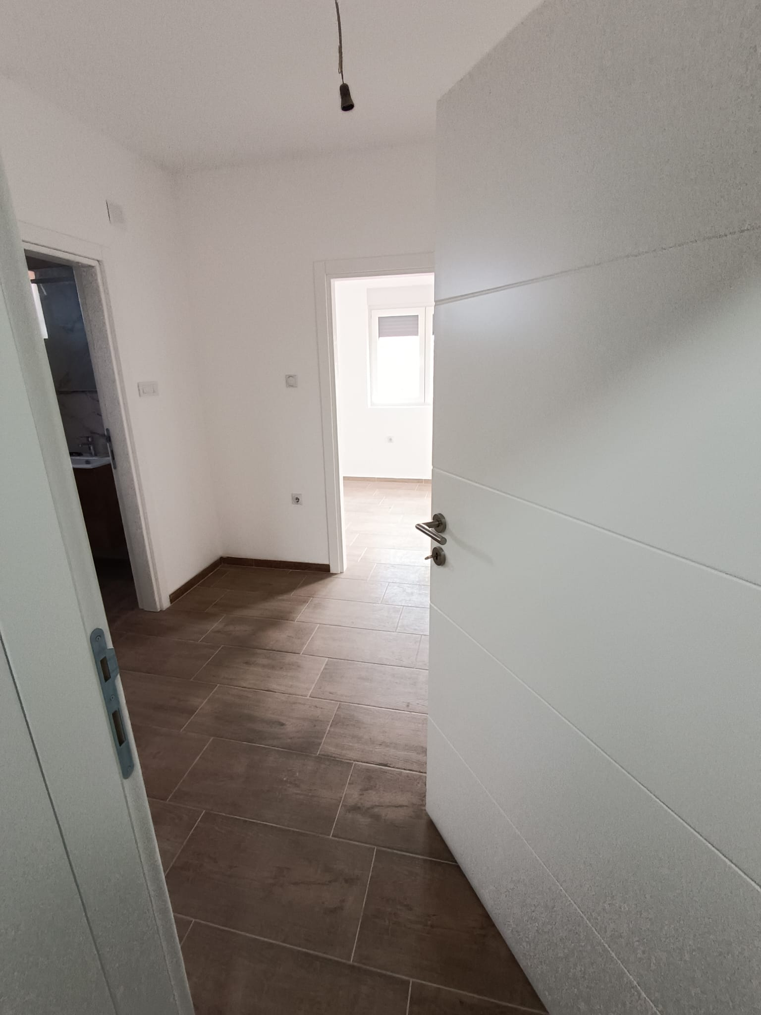 Useljiv 2.5 stan u novogradnji sa prelepom terasom u Durlanu