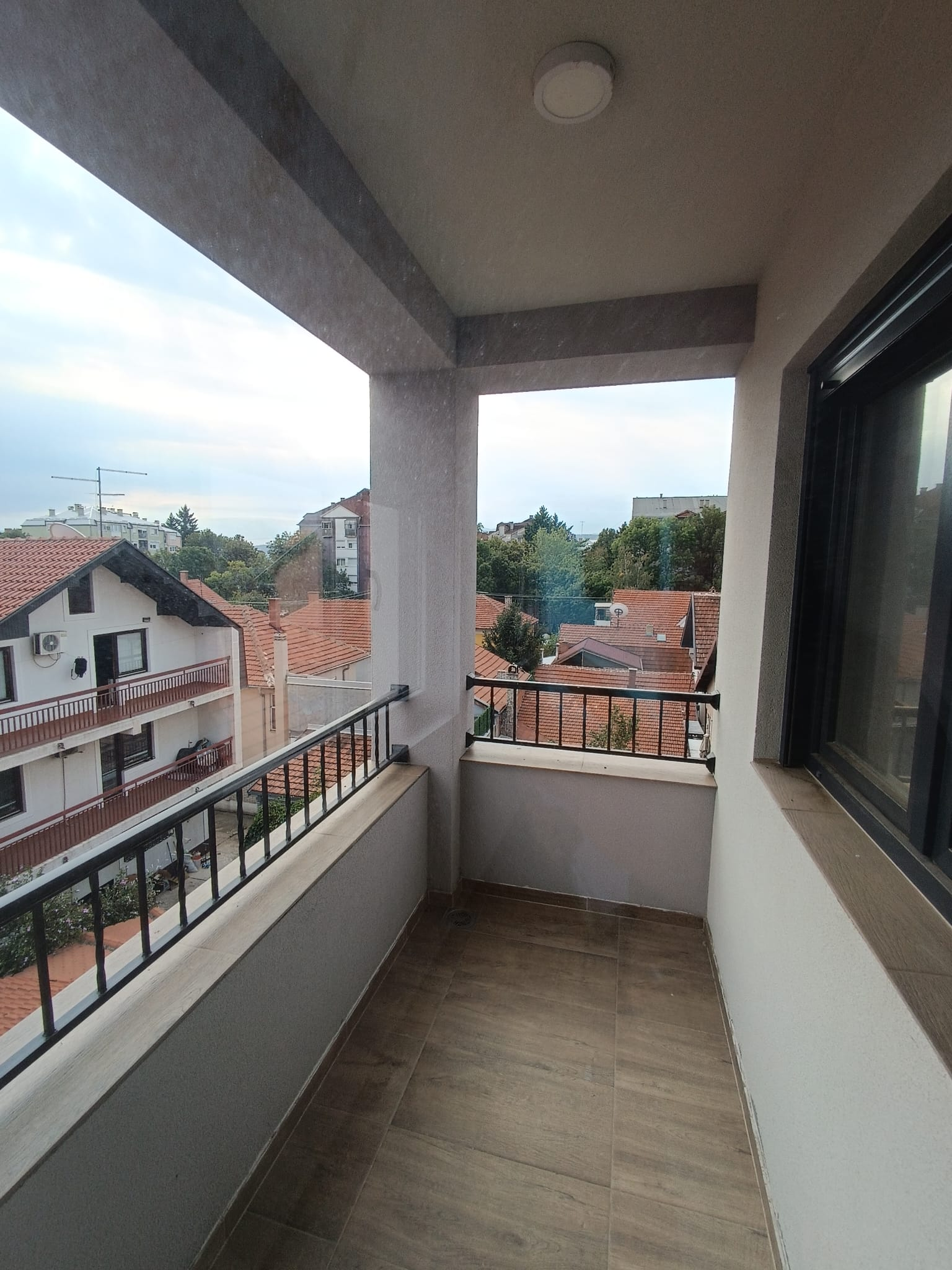 Useljiv 2.5 stan u novogradnji sa prelepom terasom u Durlanu